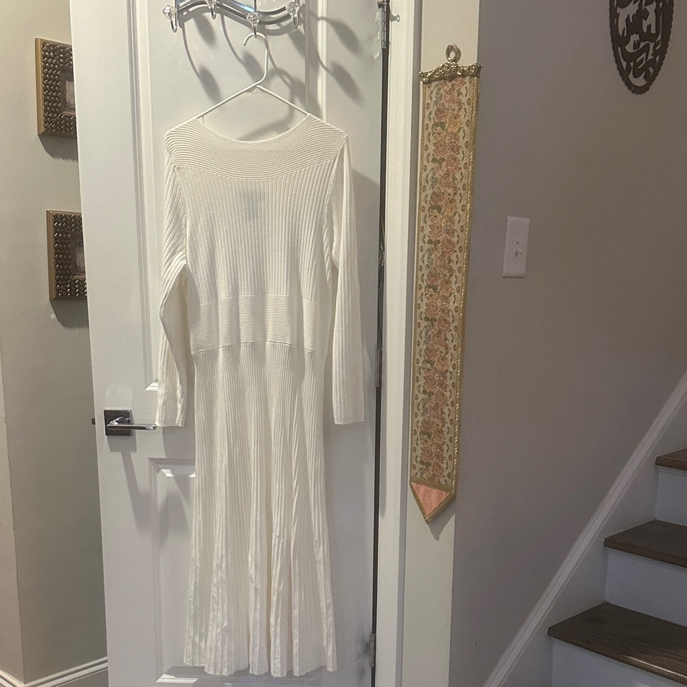 Long sleeves white dress - Picture 2 of 5